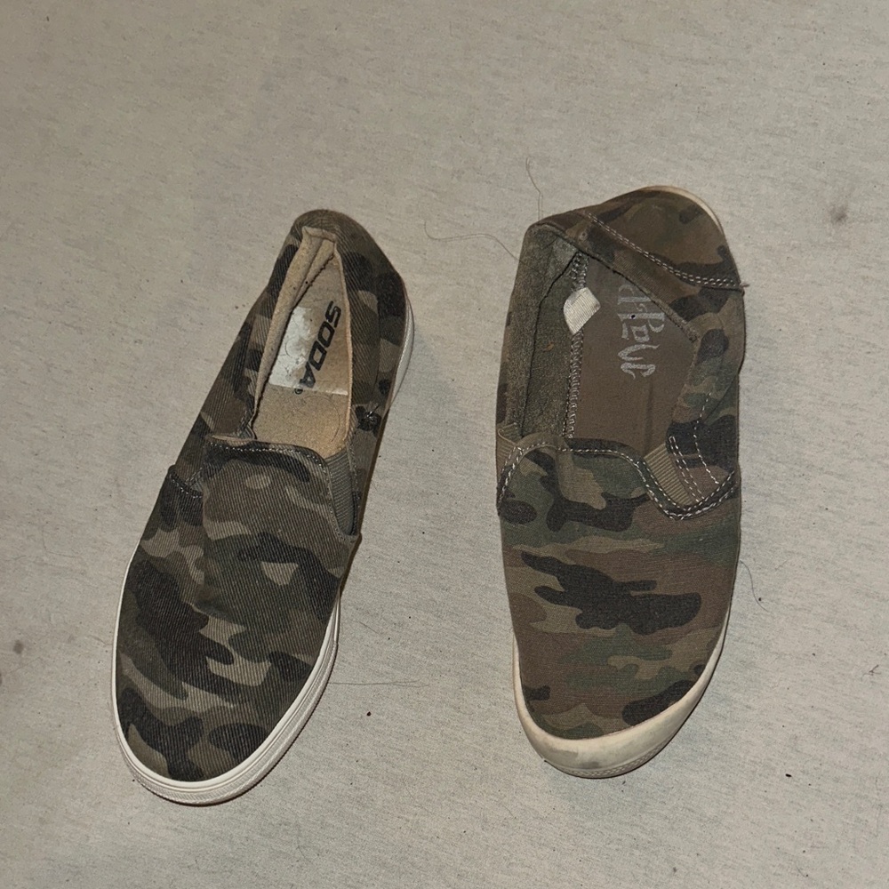 Womens Size 8 Camouflage Slip-On Shoes.